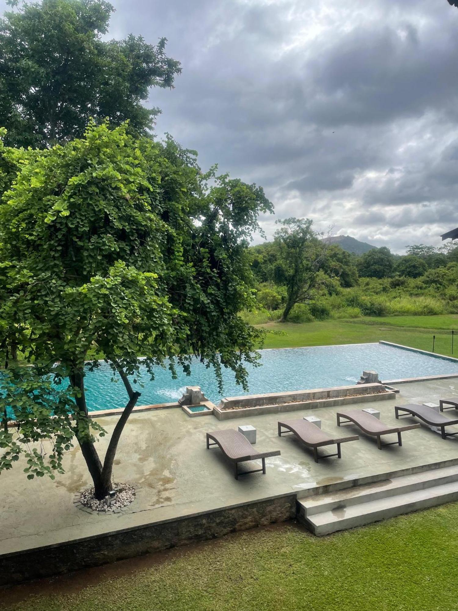 Ehalagala Lake Resort Σιγκιρίγια Εξωτερικό φωτογραφία